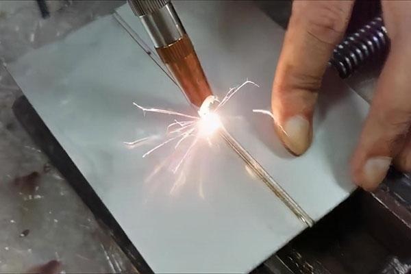 手持式激光焊接機與傳統焊接機比有什么優勢?